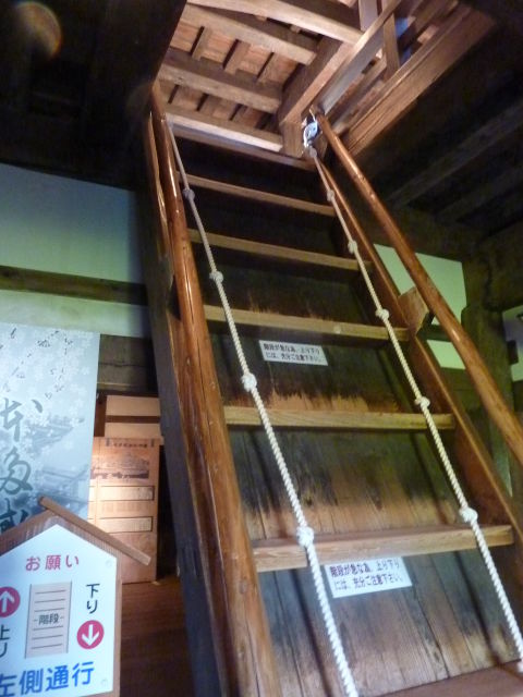 丸岡城の階段