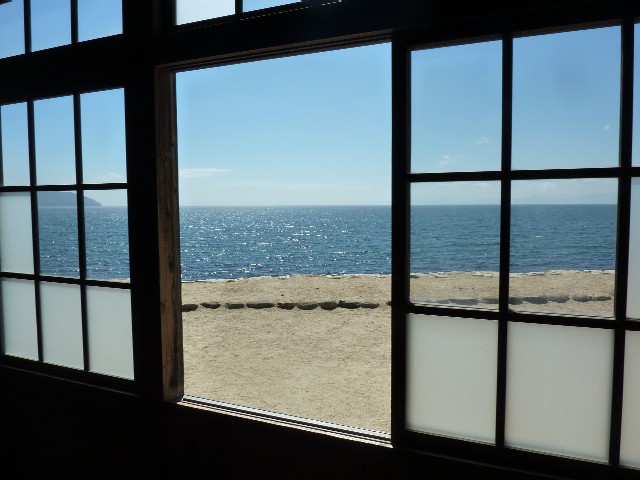 二十四の瞳映画村の窓から見える海